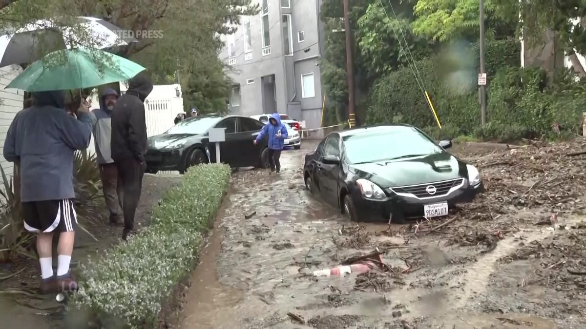 Video: Zavalená auta a budovy. Bahno a kamení zaplavilo Los Angeles